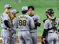 　１回、満塁のピンチを迎え、マウンドで苦しげな表情の高橋（撮影・田中太一）