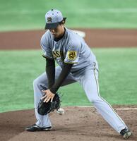 　１回、泉口の打球を後逸する高橋（撮影・田中太一）