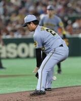 　１回。泉口の打球を高橋は捕れず（撮影・佐々木彰尚）