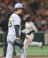 　３回、岸田に２ランを浴びた高橋（撮影・佐々木彰尚）