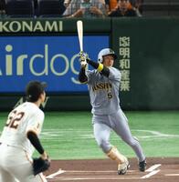 　１回、左前打を放つ近本（撮影・金田祐二）