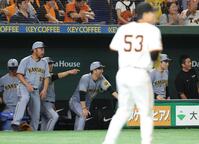 　５回、中野の中越え打を見つめる藤川監督（撮影・佐々木彰尚）