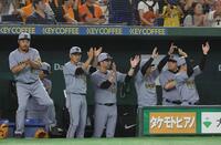 　５回、中野の３点適時三塁打に喜ぶ藤川監督（撮影・佐々木彰尚）