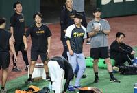 　巨人投手陣と話し込む畠（撮影・金田祐二）