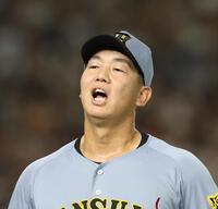 　６回、代打・大城卓を併殺にしとめほっとする畠（撮影・佐々木彰尚）