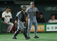 　２イニングを無失点に抑え坂本と喜ぶ畠（撮影・金田祐二）