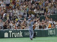 　今季最後の東京ドーム。声援に応える藤川監督（撮影・佐々木彰尚）