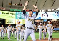 　最終戦後、スタンドのファンに手を振る藤川監督（撮影・田中太一）