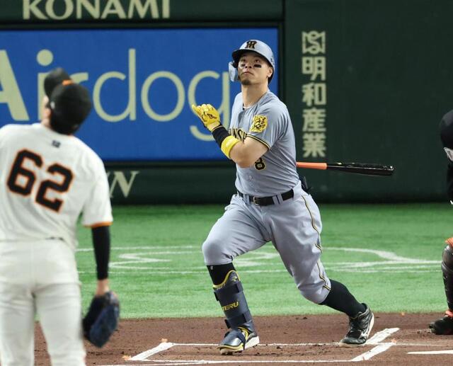 阪神 佐藤輝明がフェンスオーバーまで「あと5センチ」の特大先制打