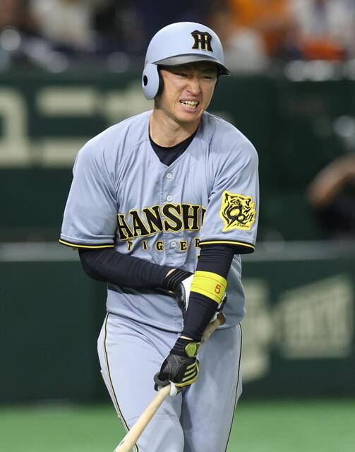 阪神・近本 死球受け左翼スタンドから大ブーイング バット落として痛が