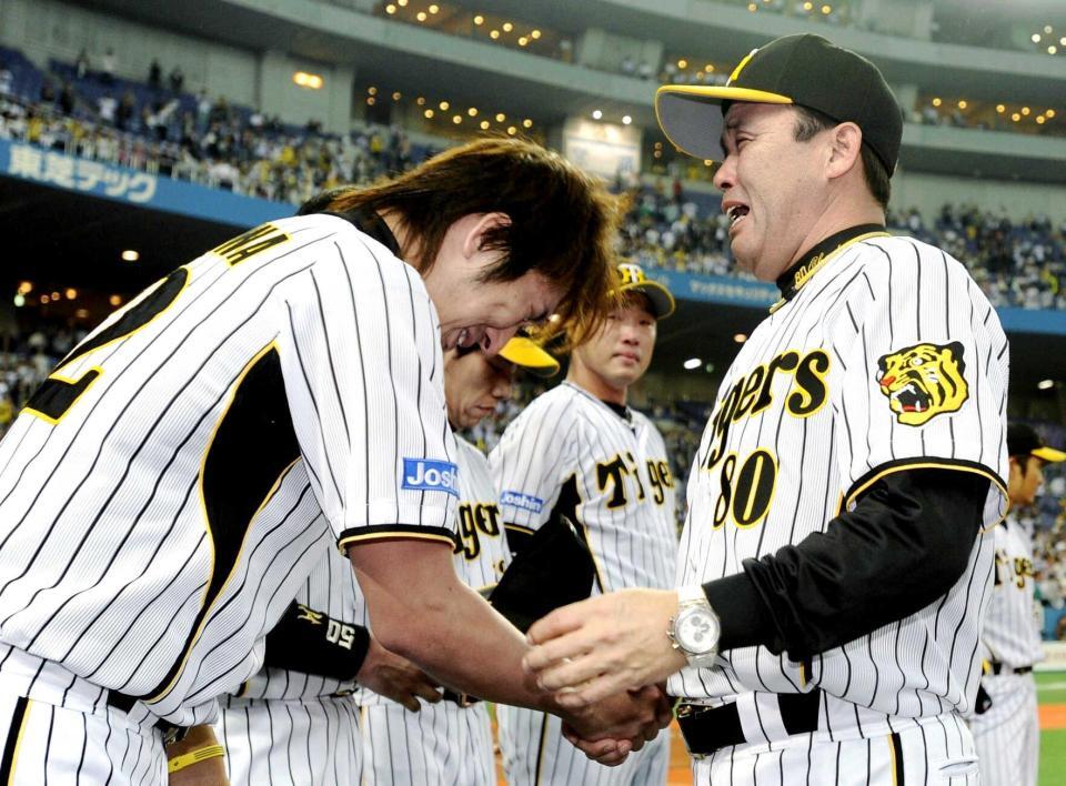 　ＣＳファーストステージで敗れ、退任する岡田監督（右）と泣きながら握手を交わす藤川＝２００８年１０月