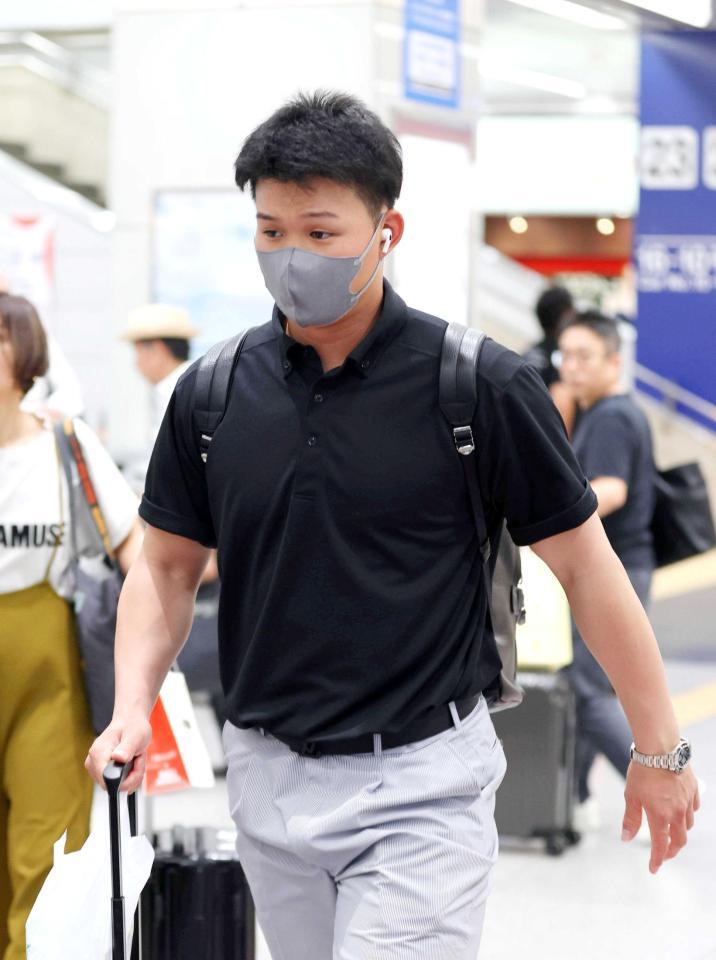 　東京に向けて出発する森下（撮影・北村雅宏）