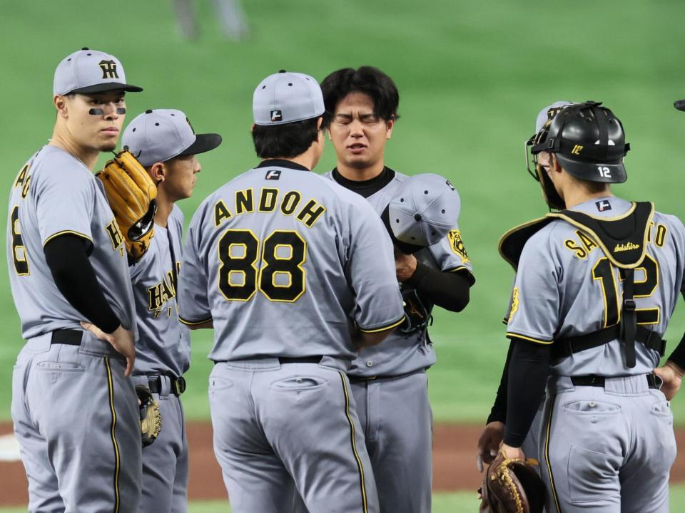 　１回、満塁のピンチを迎え、マウンドで苦しげな表情の高橋（撮影・田中太一）