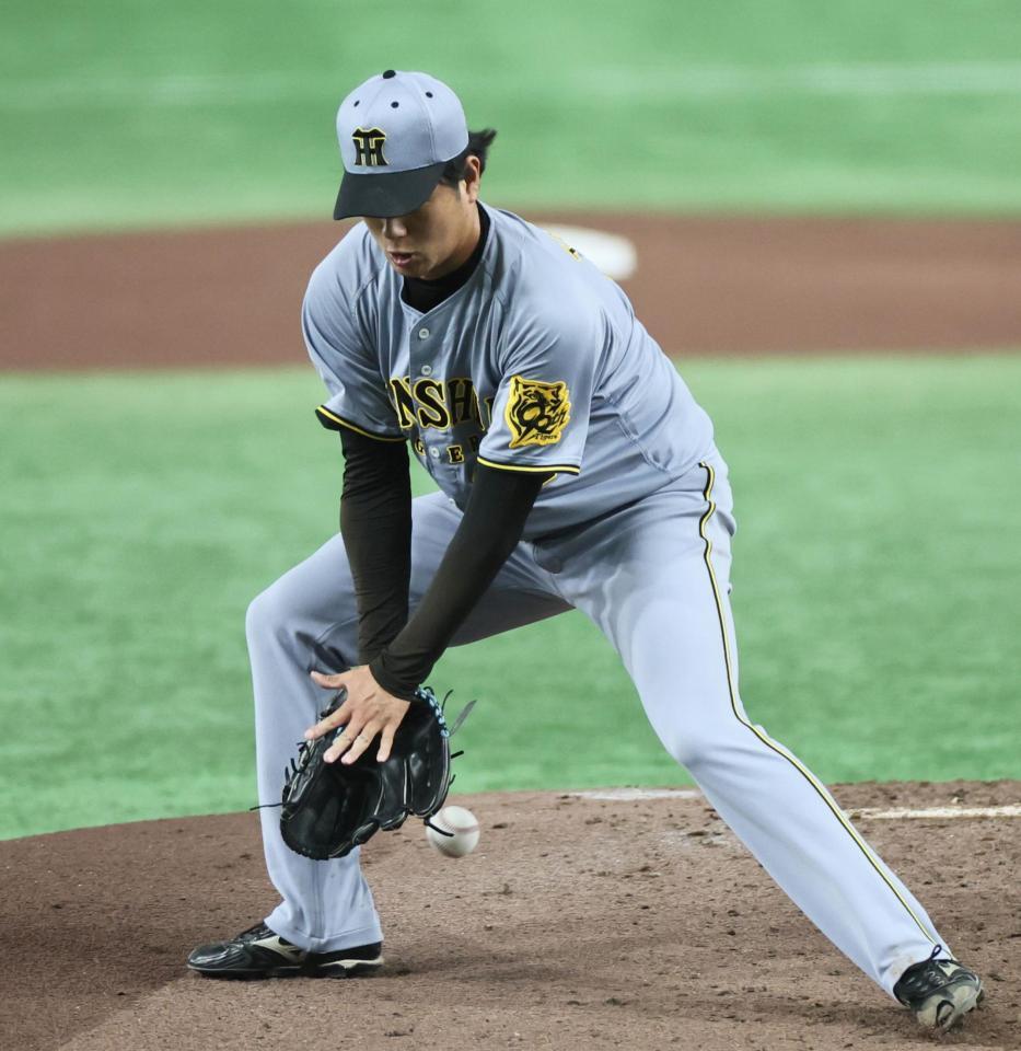 　１回、泉口の打球を後逸する高橋（撮影・田中太一）