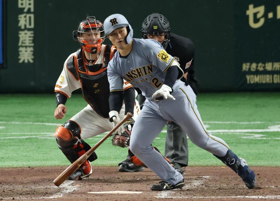 　５回、左前適時打を放つ坂本（撮影・金田祐二）