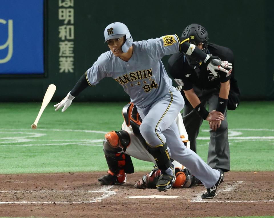 　５回、投手強襲の同点適時打を放つ代打・原口（撮影・金田祐二）