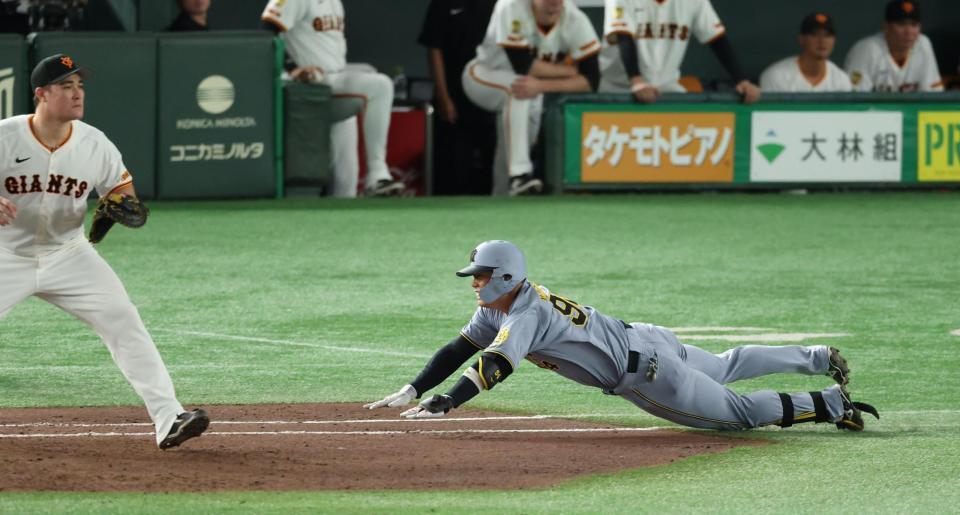 　５回、投手強襲の同点適時打で気迫のヘッドスライディングの代打・原口（撮影・金田祐二）