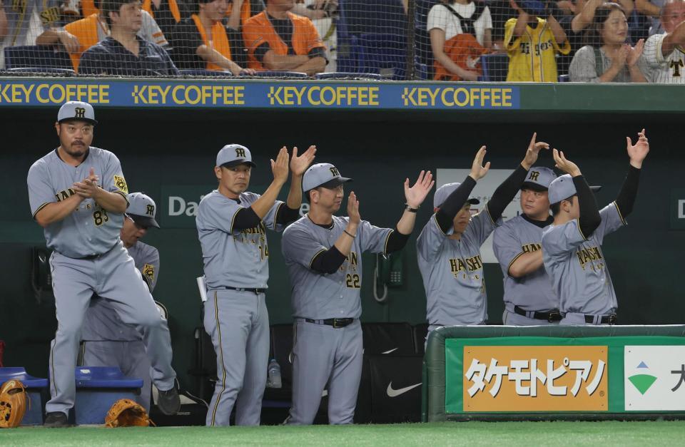 　５回、中野の３点適時三塁打に喜ぶ藤川監督（撮影・佐々木彰尚）