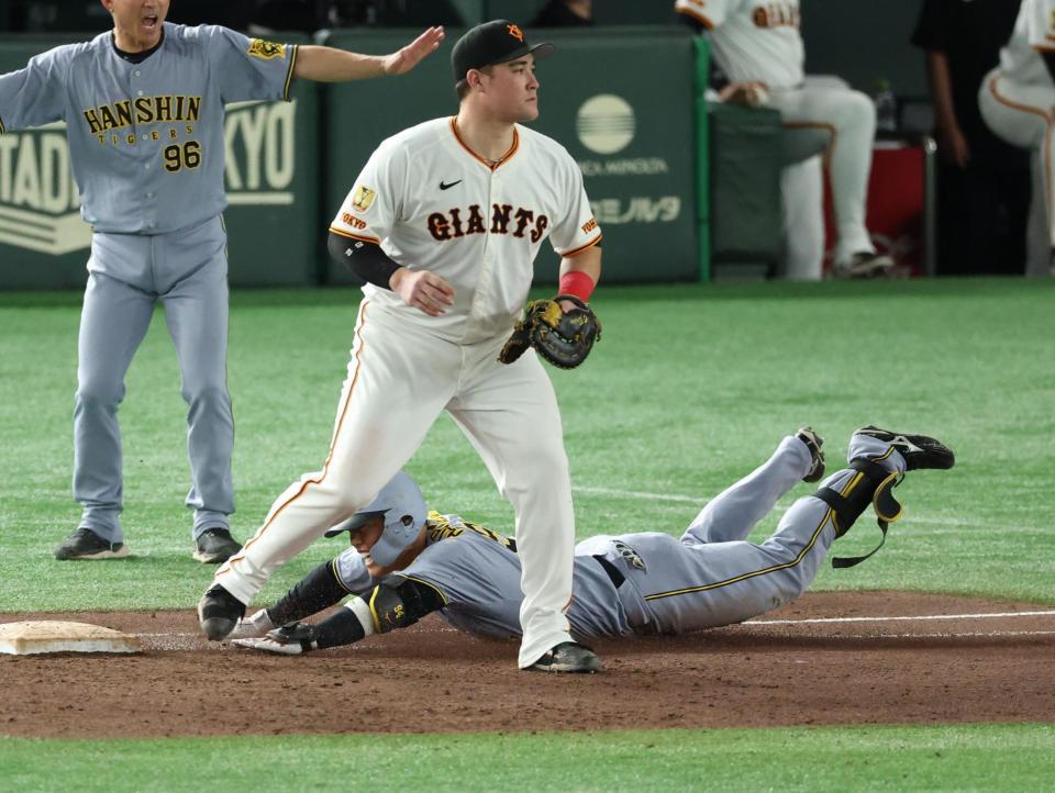 　５回、投手強襲の同点適時打で気迫のヘッドスライディングの代打・原口（撮影・金田祐二）