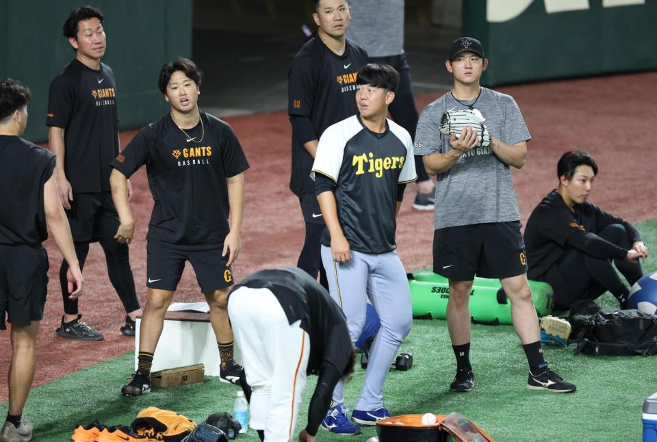 　巨人投手陣と話し込む畠（撮影・金田祐二）