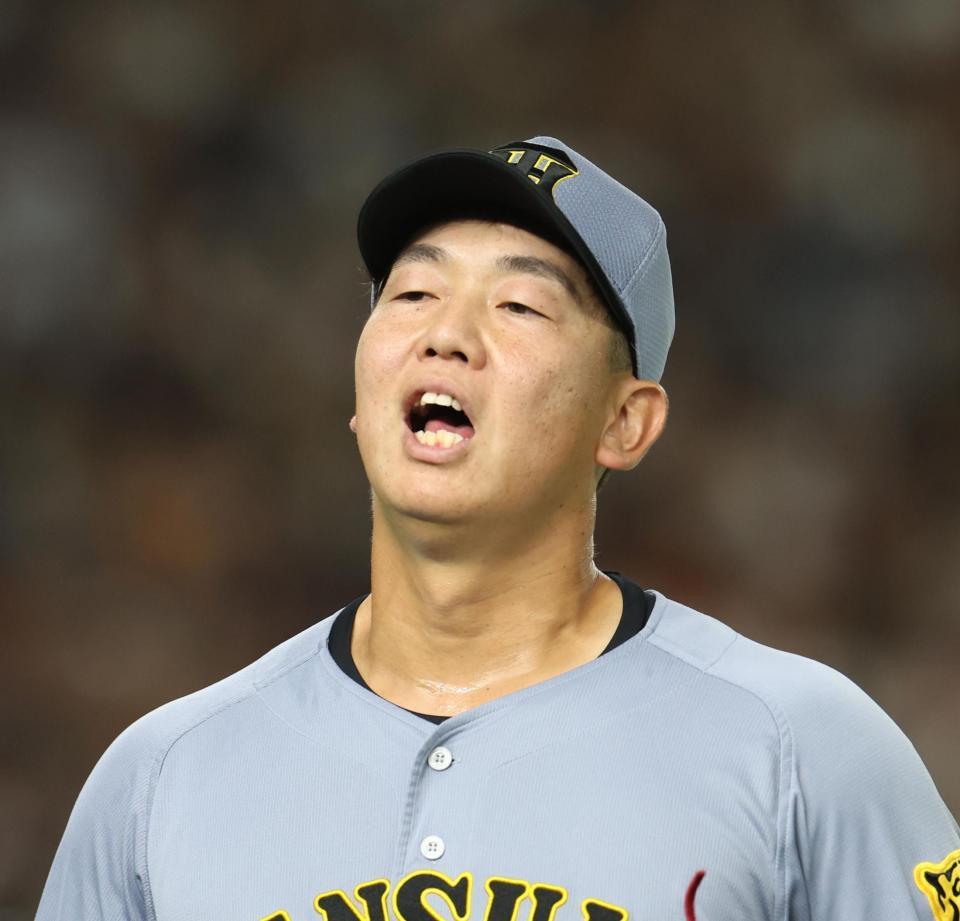 　６回、代打・大城卓を併殺にしとめほっとする畠（撮影・佐々木彰尚）