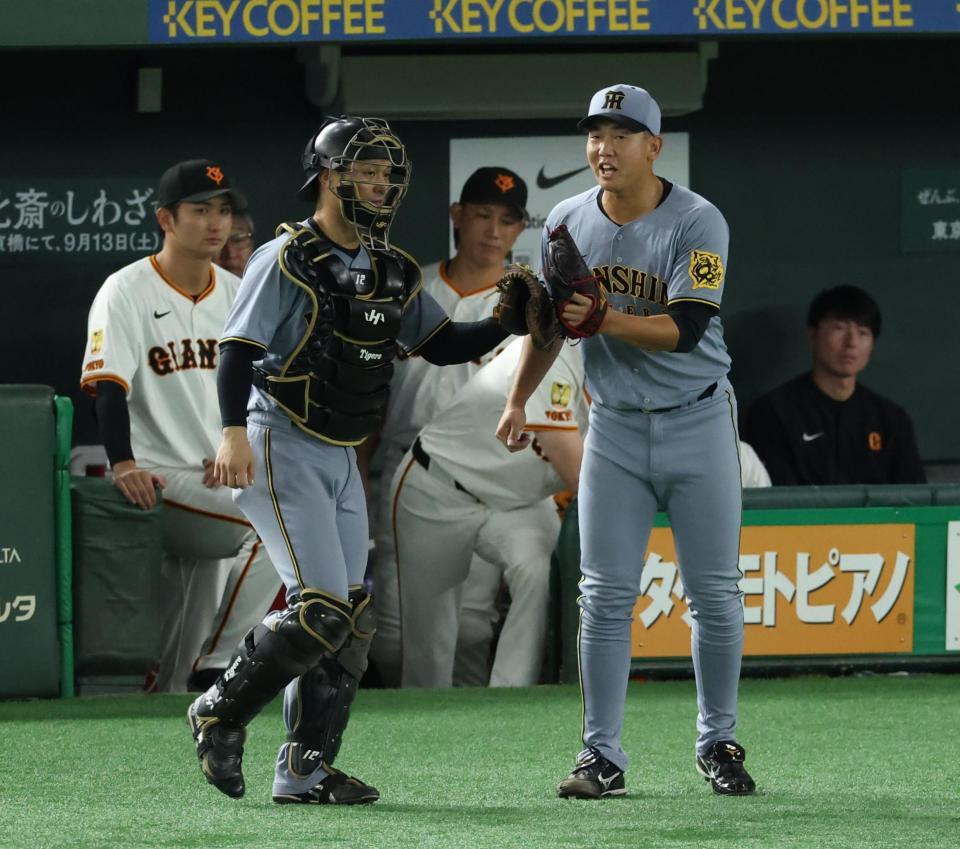 　２イニングを無失点に抑え坂本と喜ぶ畠（撮影・金田祐二）