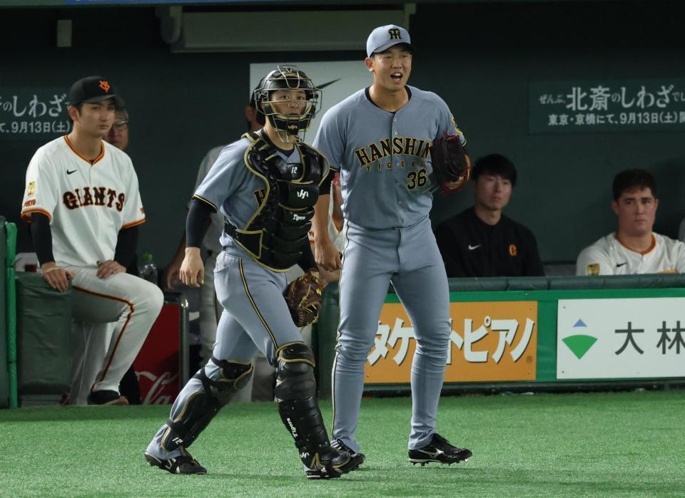 　２イニングを無失点に抑え坂本と喜ぶ畠（撮影・金田祐二）