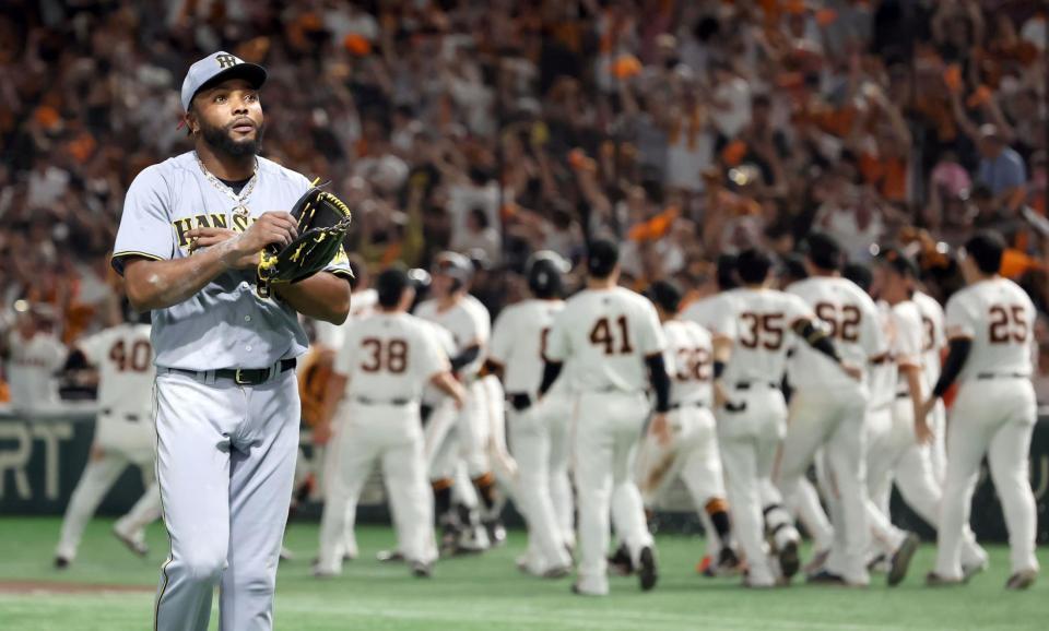 　９回、サヨナラ負けを喫し、引き揚げるドリス（撮影・田中太一）