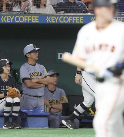 　７回、岡本に２点適時二塁打を浴び、厳しい表情の藤川監督（撮影・佐々木彰尚）