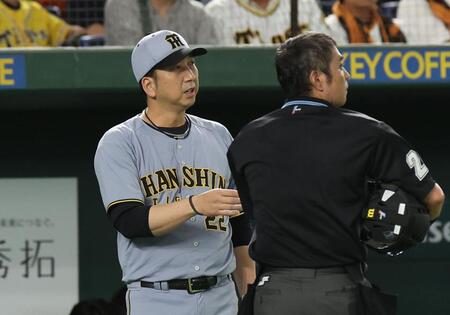 　４回、選手交代を告げる藤川監督（撮影・佐々木彰尚）