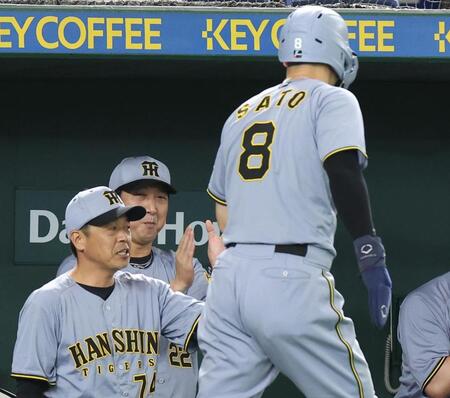 　１回、大山の適時打で生還した三走・佐藤輝を出迎える藤川監督（撮影・佐々木彰尚）