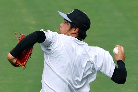 　キャッチボールする才木（撮影・山口登）