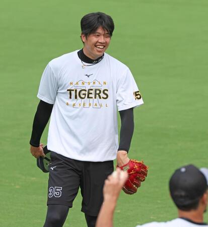 　キャッチボールを終えて笑顔を見せる才木（撮影・立川洋一郎）