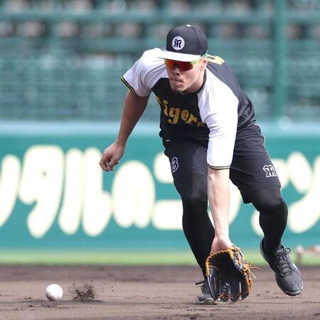 　ノックを受ける佐藤輝（撮影・北村雅宏）