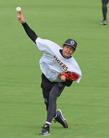 　登板に備えキャッチボールをする才木（撮影・立川洋一郎）