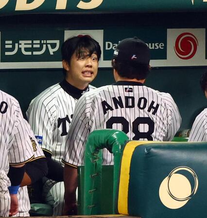 　７回、先制を許した才木はベンチに戻り安藤コーチから声を掛けられる（撮影・山口登）