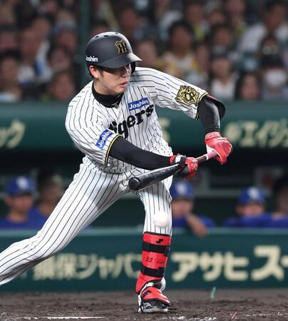 　５回、犠打を決める才木（撮影・北村雅宏）