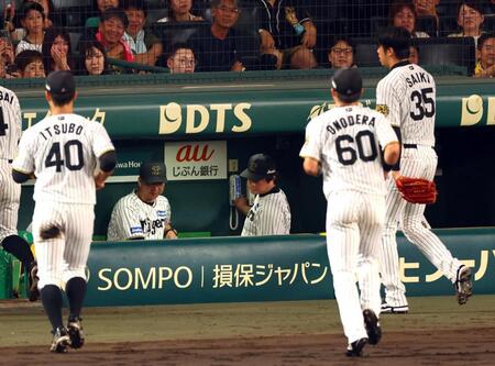 　７回、先制を許しベンチに戻る才木（右）。中央左は藤川監督（撮影・山口登）