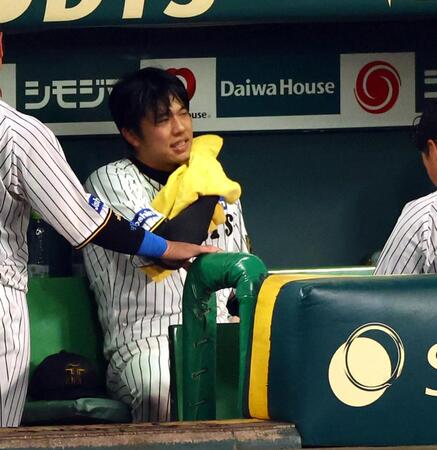 　７回、先制を許しベンチに戻る才木（撮影・山口登）
