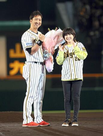 　引退式で渡瀬マキ（右）から花束を贈られた藤川＝２０年１１月１１日