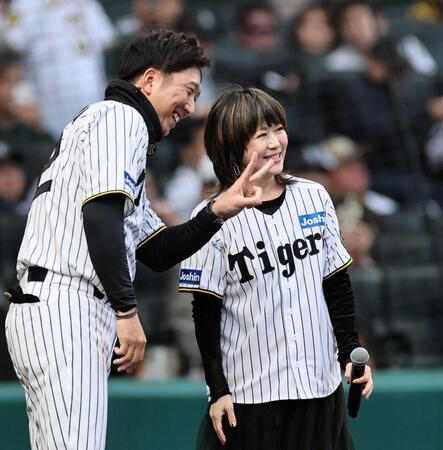 　渡瀬マキ（右）とカメラに向かってポーズを取る藤川監督＝４月８日