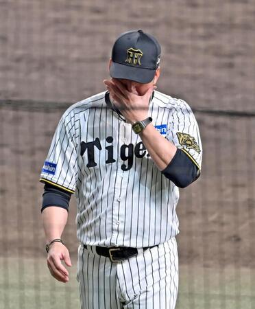 　７回裏が終わり、選手の交代を告げてベンチへ下がる藤川監督（撮影・立川洋一郎）