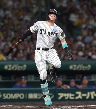 　６回、ファウルを放つ佐藤輝（撮影・北村雅宏）