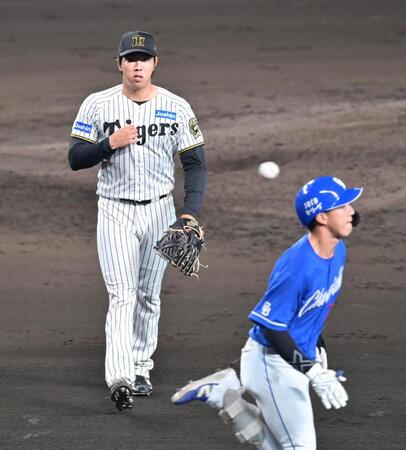 　８回、３者連続三振を奪う好投を見せ、ベンチへ引き揚げる工藤。手前は振り逃げを狙う福永（撮影・立川洋一郎）