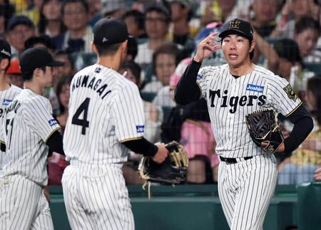 　８回、中日打線を３者連続三振に仕留めた工藤は野手陣を迎える（撮影・田中太一）