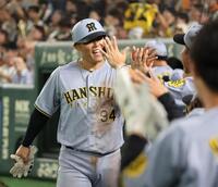 　５回、同点打を放ち生還した原口はナインと喜び合う（撮影・田中太一）