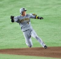 　４回、二盗を決める近本（撮影・金田祐二）