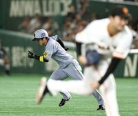 ４回、死球で出塁した近本は二盗を決める（撮影・田中太一）