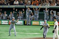 　５回、中野の勝ち越し３点三塁打で盛り上がる阪神ベンチ（撮影・金田祐二）