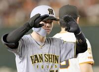 ５回、走者一掃の三塁打を放った中野は両手で敬礼ポーズ（撮影・田中太一）